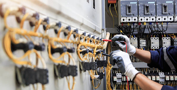 Professional Electrician technician working in Tupelo, MS